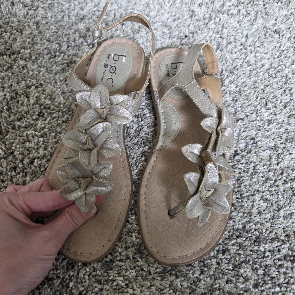 B.O.C. Women's BOC by BORN Champagne Gold‎ Thong Leather Flower Sandals Size 6 - Picture 2 of 9